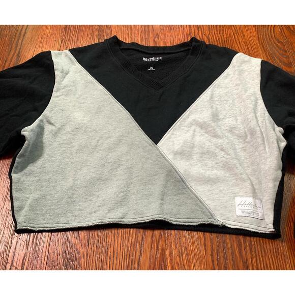 Hollister Women’s Colorblock Cropped Sweatshirt XS Black Gray White V-Neck Pullo - Picture 2 of 9